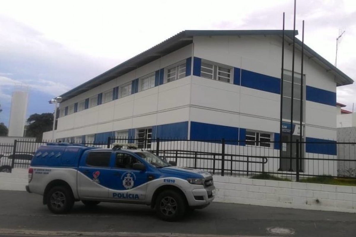 Duas crianças abandonadas dentro de imóvel são resgatadas pela polícia