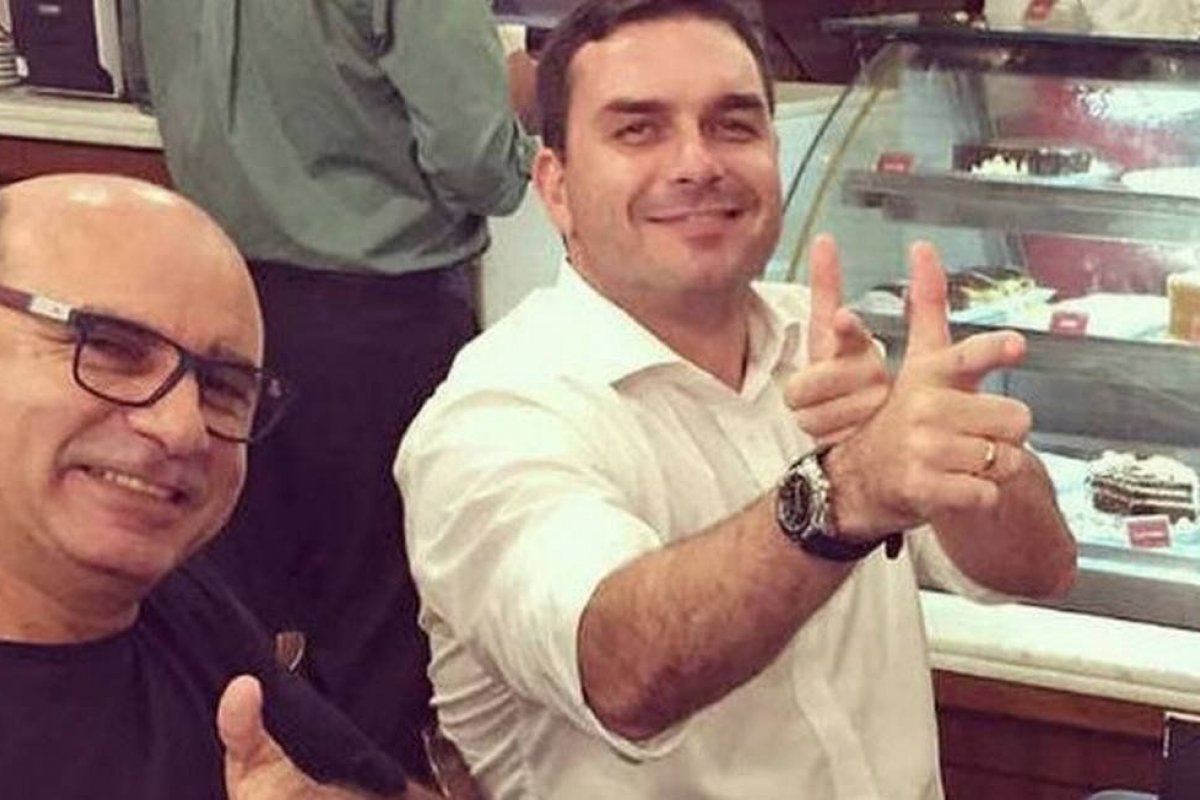 Flávio Bolsonaro sobre prisão de Queiroz: 'Encaro com tranquilidade os acontecimentos'