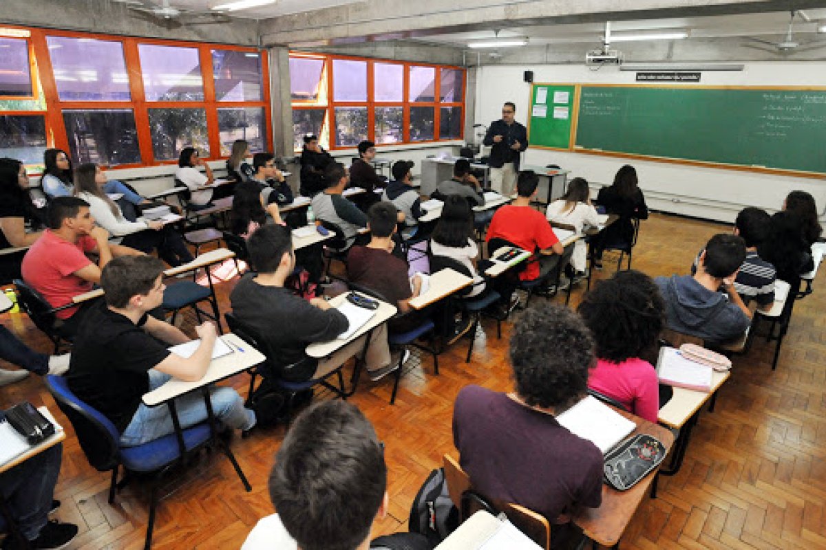Universidade aponta que 20 pessoas em uma sala de aula gera 808 contatos cruzados em dois dias