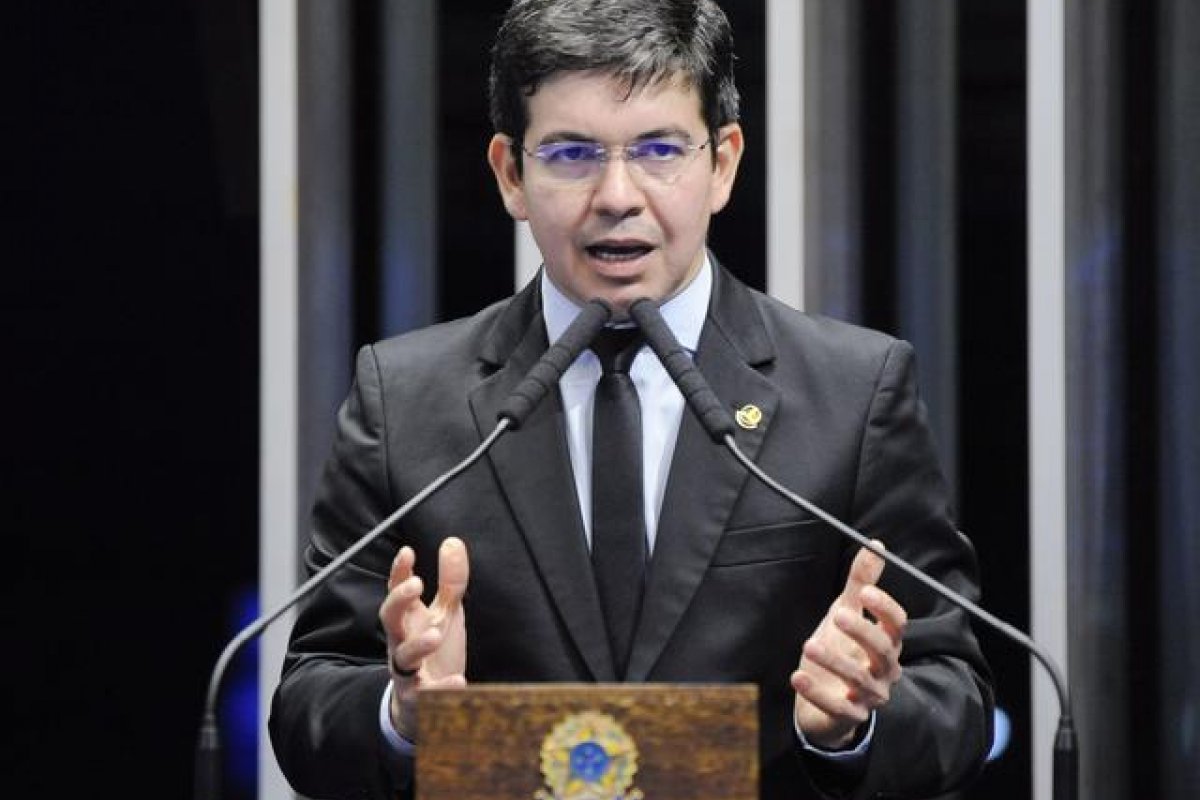 Líder da oposição no Senado quer cassação de Flávio Bolsonaro