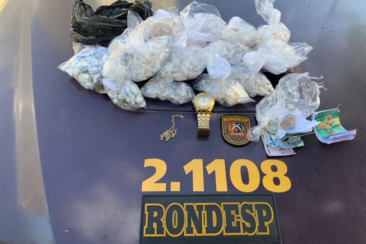 Menor é preso com cocaína, maconha e crack em Itapuã 