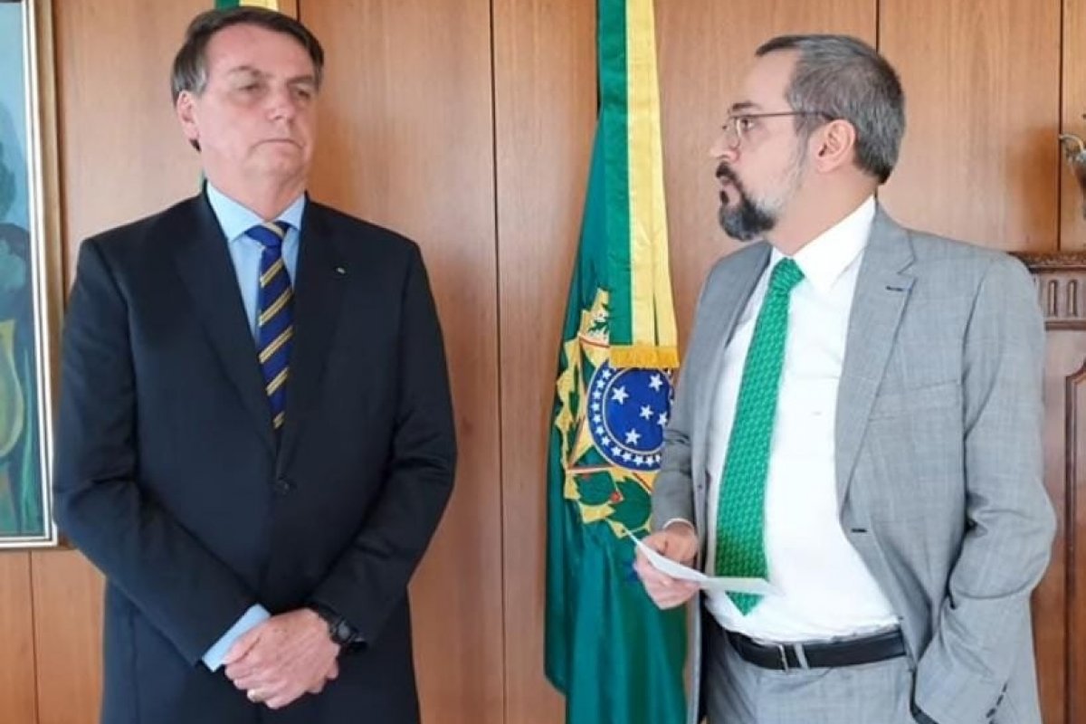 "Eu faço o que o povo quiser", diz Bolsonaro em vídeo de despedida de Weintraub
