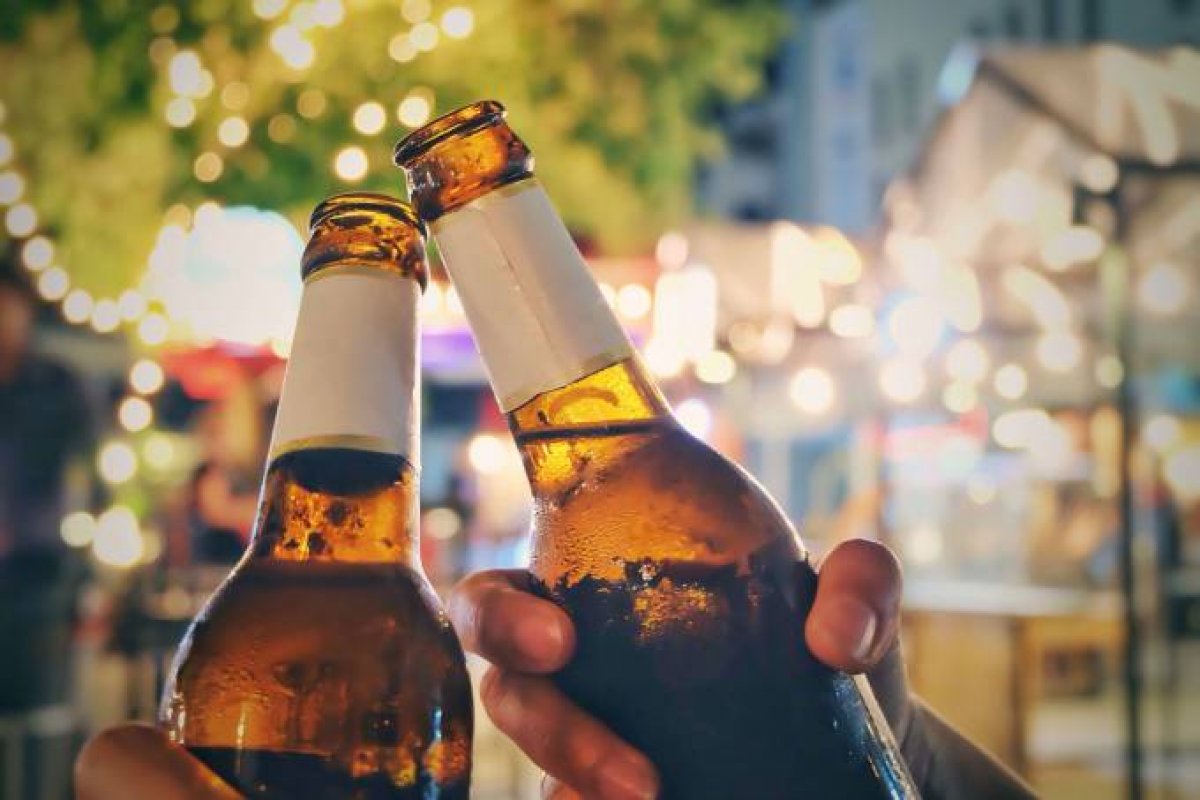 Marca de cerveja disponibiliza voucher para empresas realizarem "happy hour" remoto