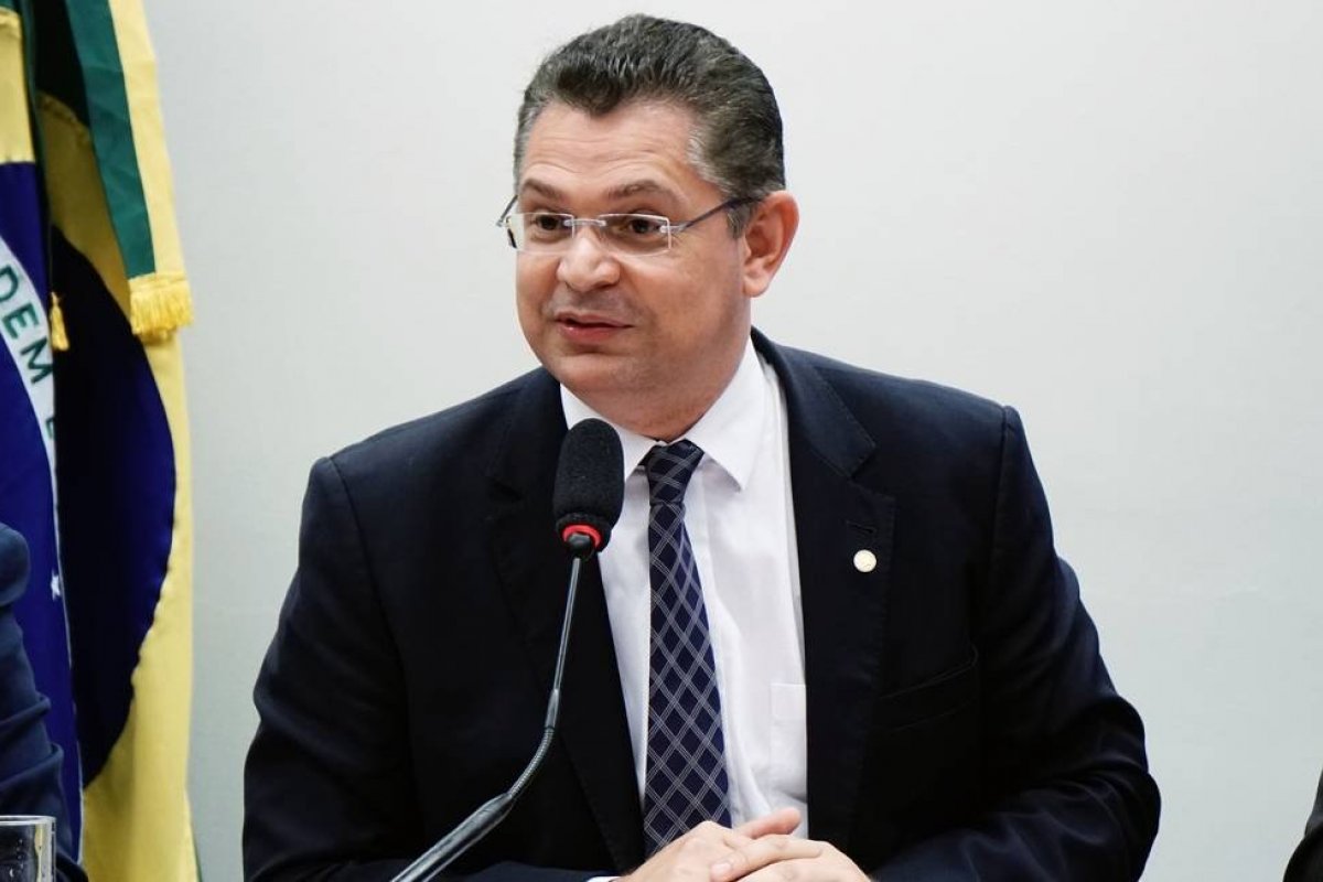 Deputado Sóstenes é internado após diagnóstico positivo para Covid-19