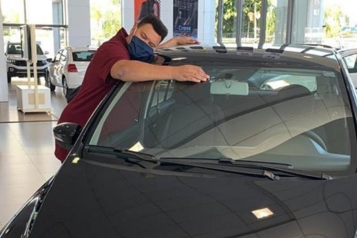 Babu Santana, ganha carro, paga dívidas e muda de casa