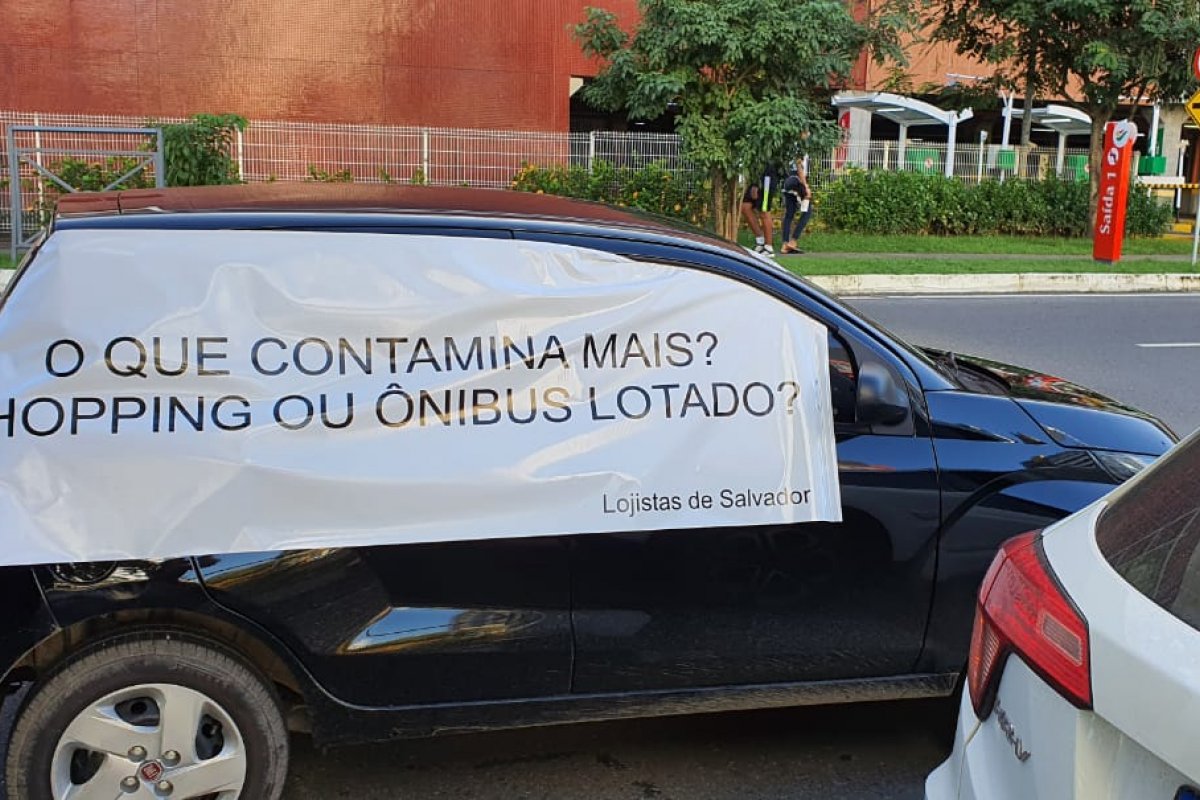 Lojistas de shoppings realizam manifestação contra Prefeitura