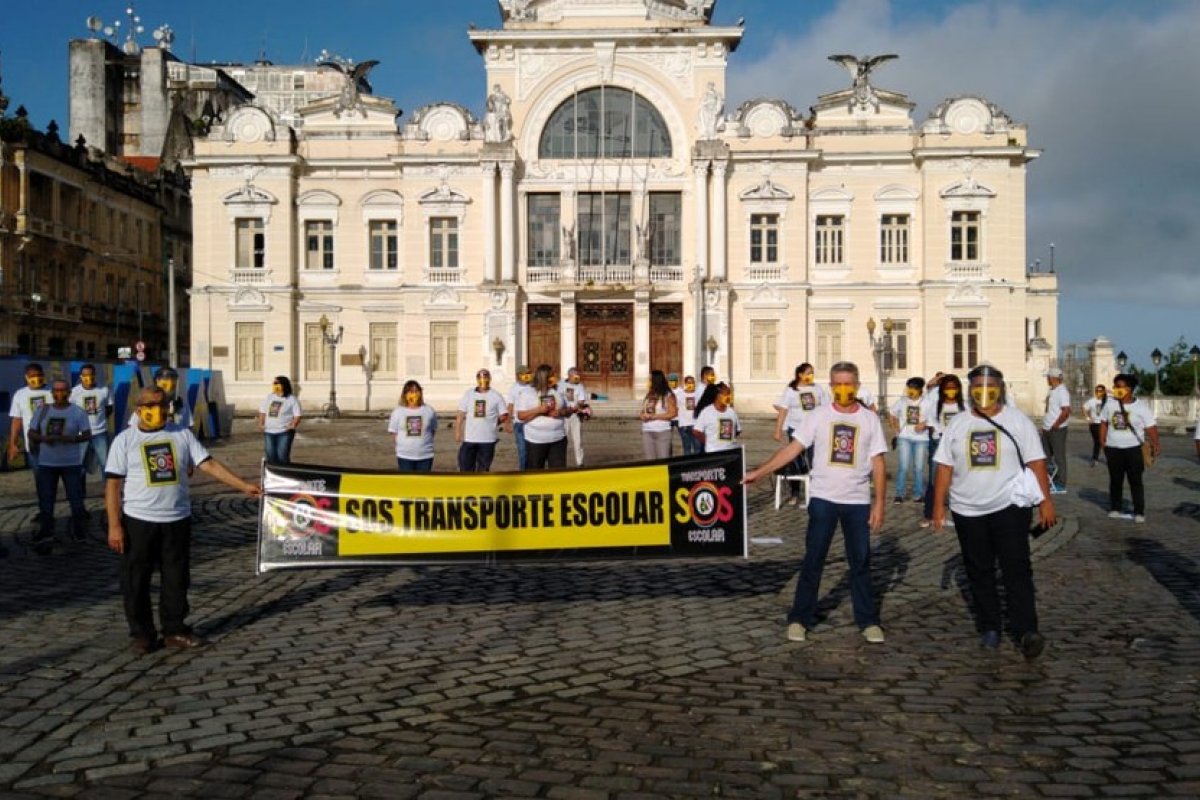 Motoristas do transporte escolar realizam mais um protesto em Salvador