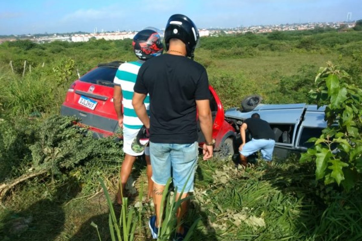 Após acidente, carros são encontrados em matagal em Feira de Santana
