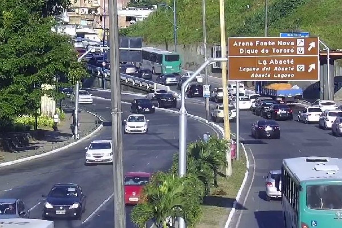 Batida entre moto e caminhão deixa dois feridos no Dique do Tororó