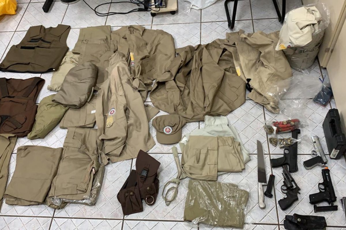 Três pessoas que usavam farda de polícia para realizar crimes são presas em Salvador