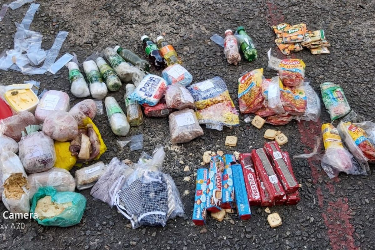 Polícia Militar apreende sacos que seriam arremessados para detentos