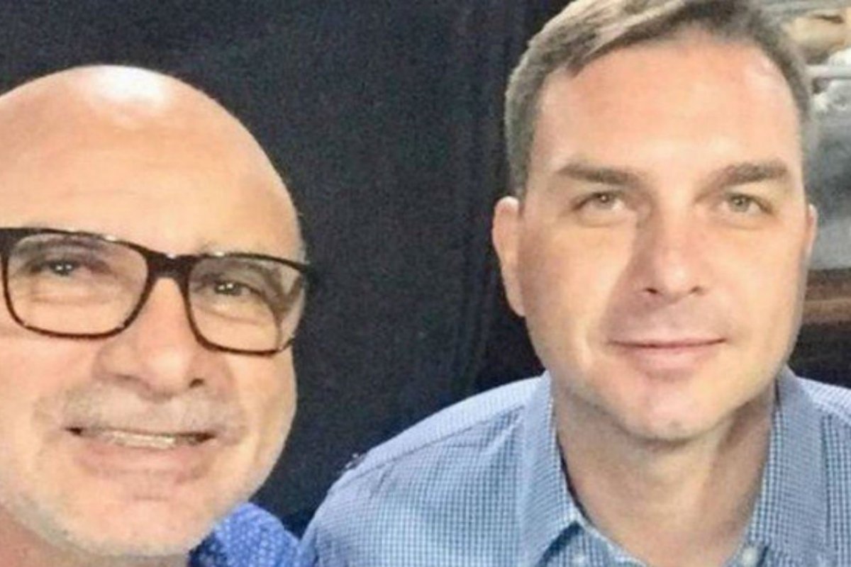 MP-RJ apura repasses feitor por Queiroz à Flávio Bolsonaro de R$ 286,6 mil em espécie