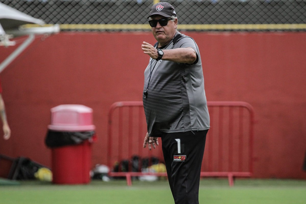 Vitória comunica desligamento do técnico Geninho