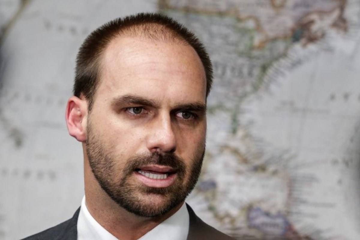 Eduardo Bolsonaro acusa Rodrigo Maia de propagar Fake News em relação à Weintraub