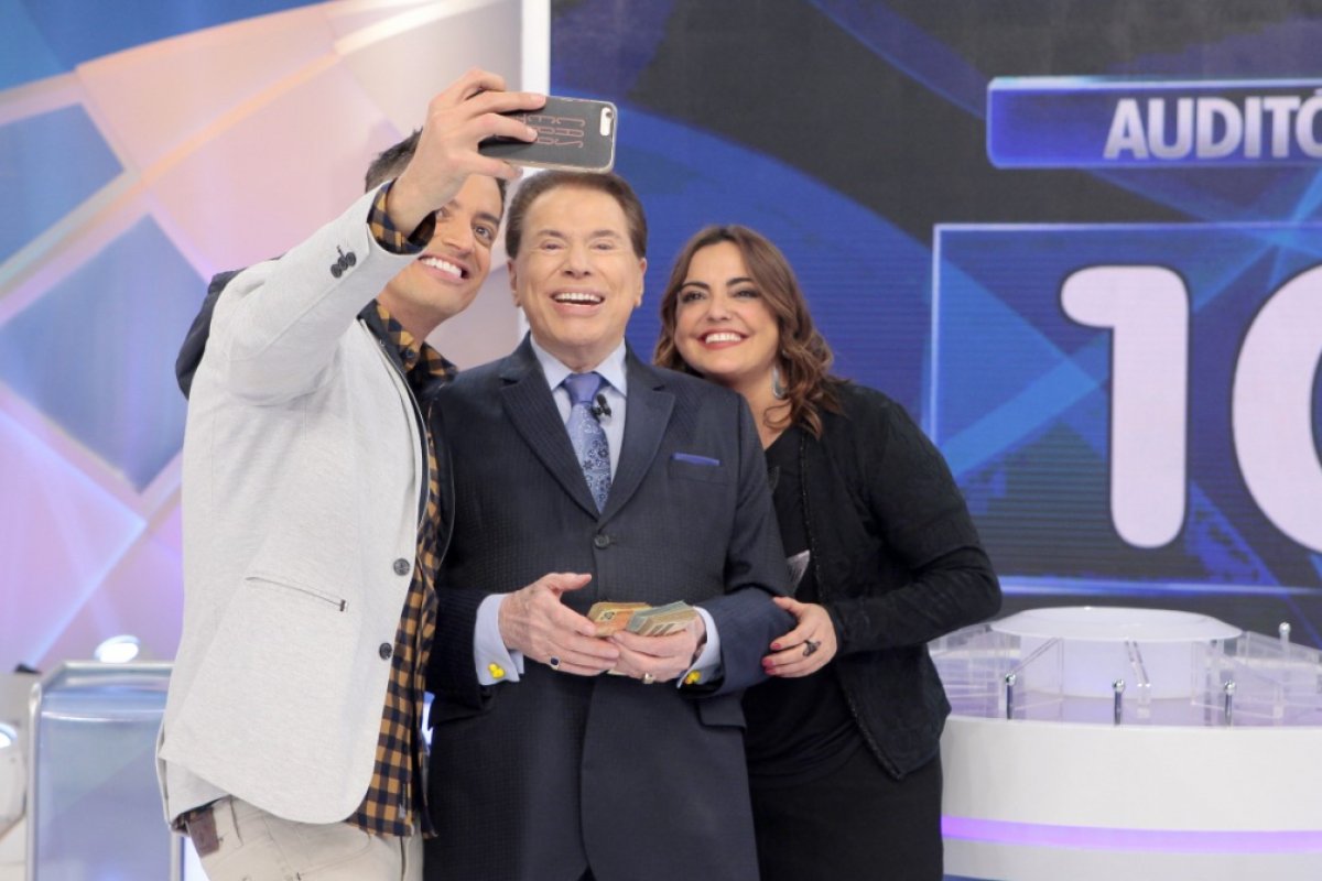'Programa Silvio Santos' recebe Leo Dias e Fabíola Reipert no 'Jogo das 3 Pistas'