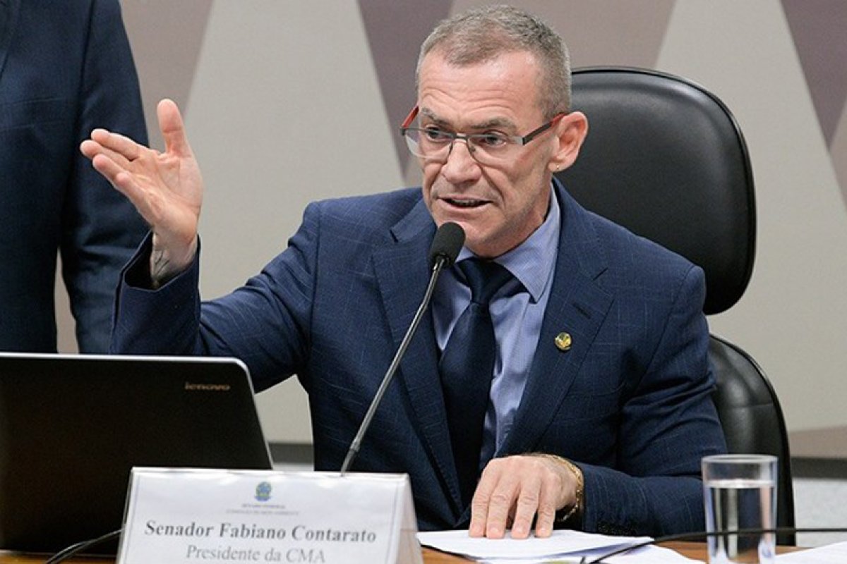 Senador pede apreensão do passaporte de Weintraub para impedir que saia do Brasil
