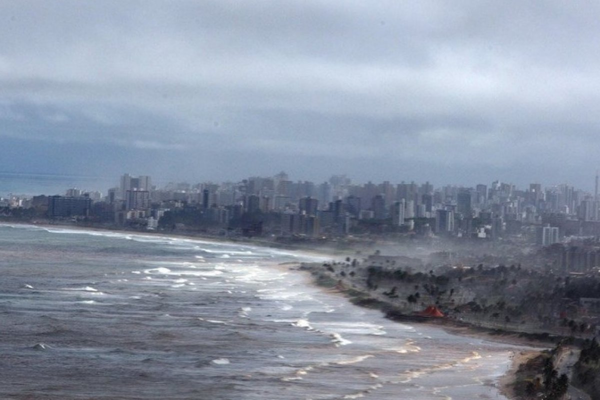 Praias do litoral de Salvador podem registrar ondas de até quatro metros