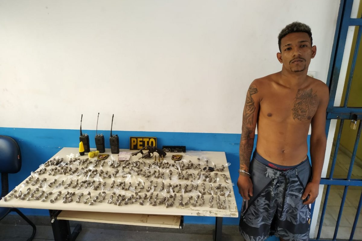 Traficante de 19 anos é preso com drogas e rádios comunicadores em Feira de Santana