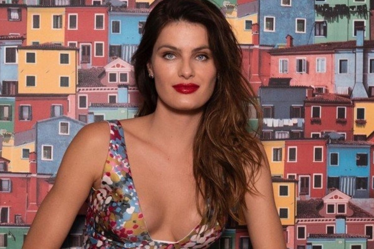 Isabeli Fontana rifa vestido para ajudar asilo