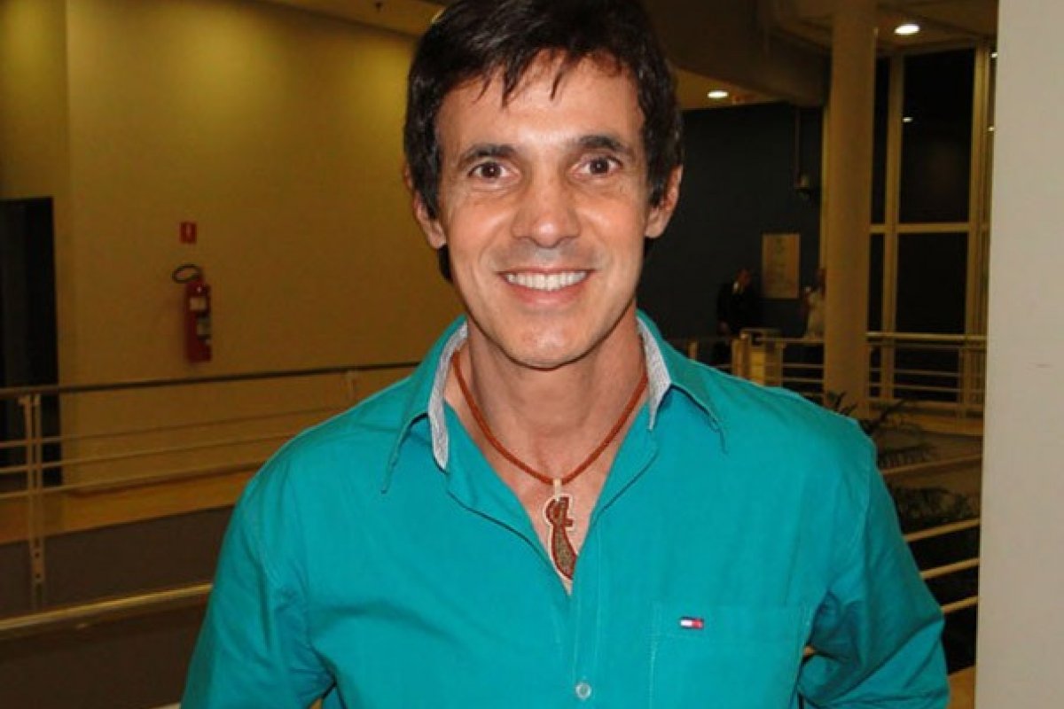 Babado: Ator revela que fez sexo a três com Caetano Veloso e ex-mulher do cantor