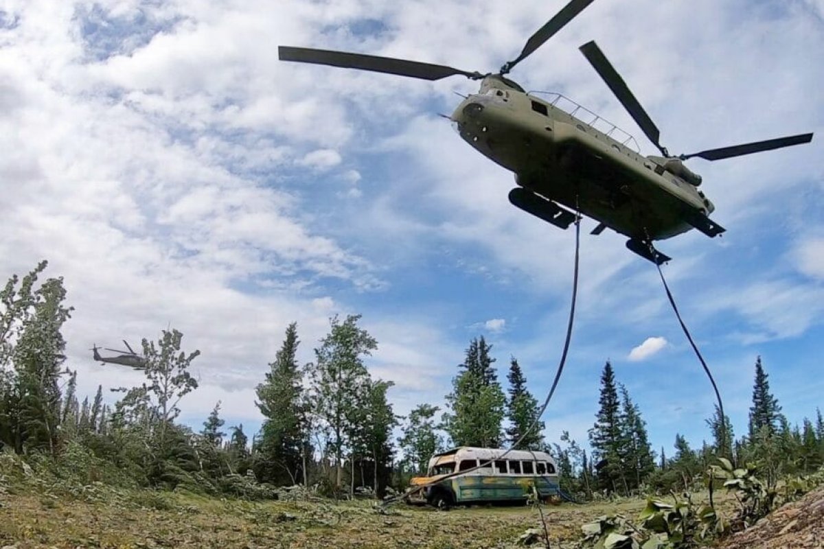 Veja vídeo: Ônibus de "Na natureza selvagem" é removido de Parque do Alasca