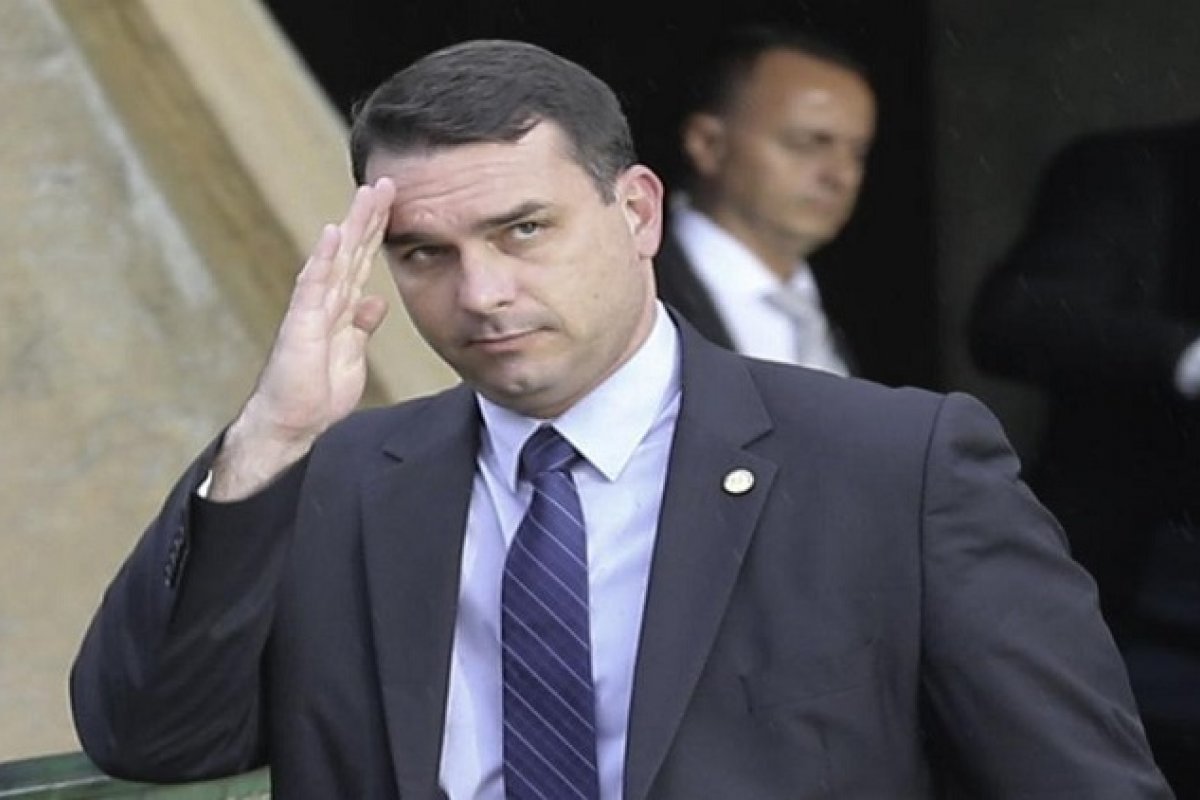Flávio Bolsonaro deve se tornar réu em duas semanas de operação que investiga supostos vazamentos da Furna da Onça