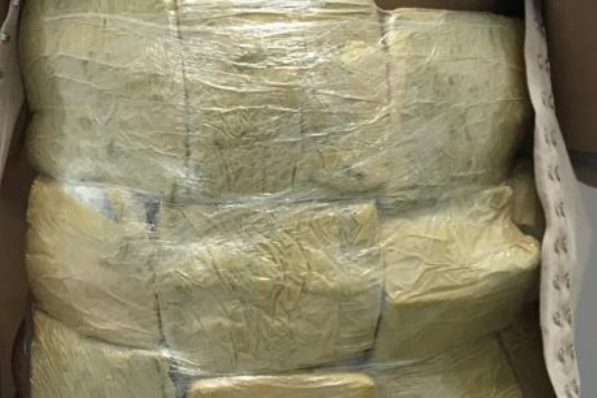 Duas mulheres são presas em flagrante com drogas amarradas ao corpo