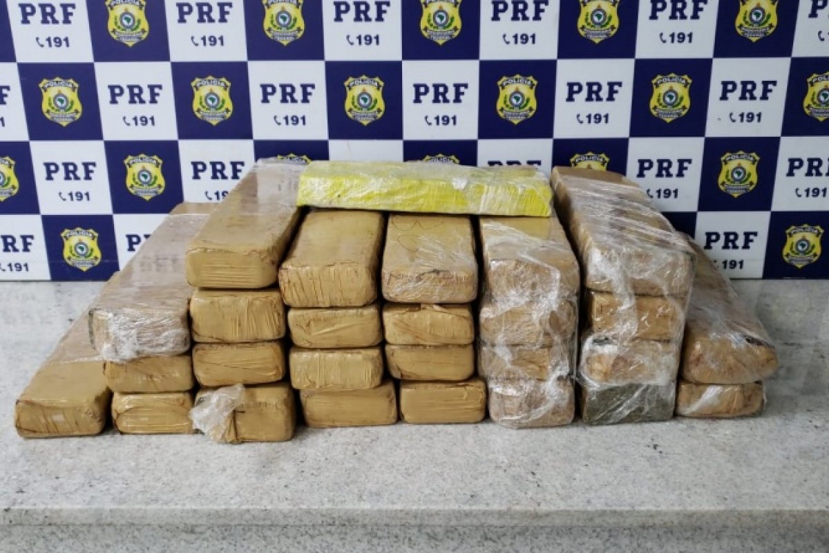 Casal é preso em flagrante após transportar 30 quilos de maconha na BR 116