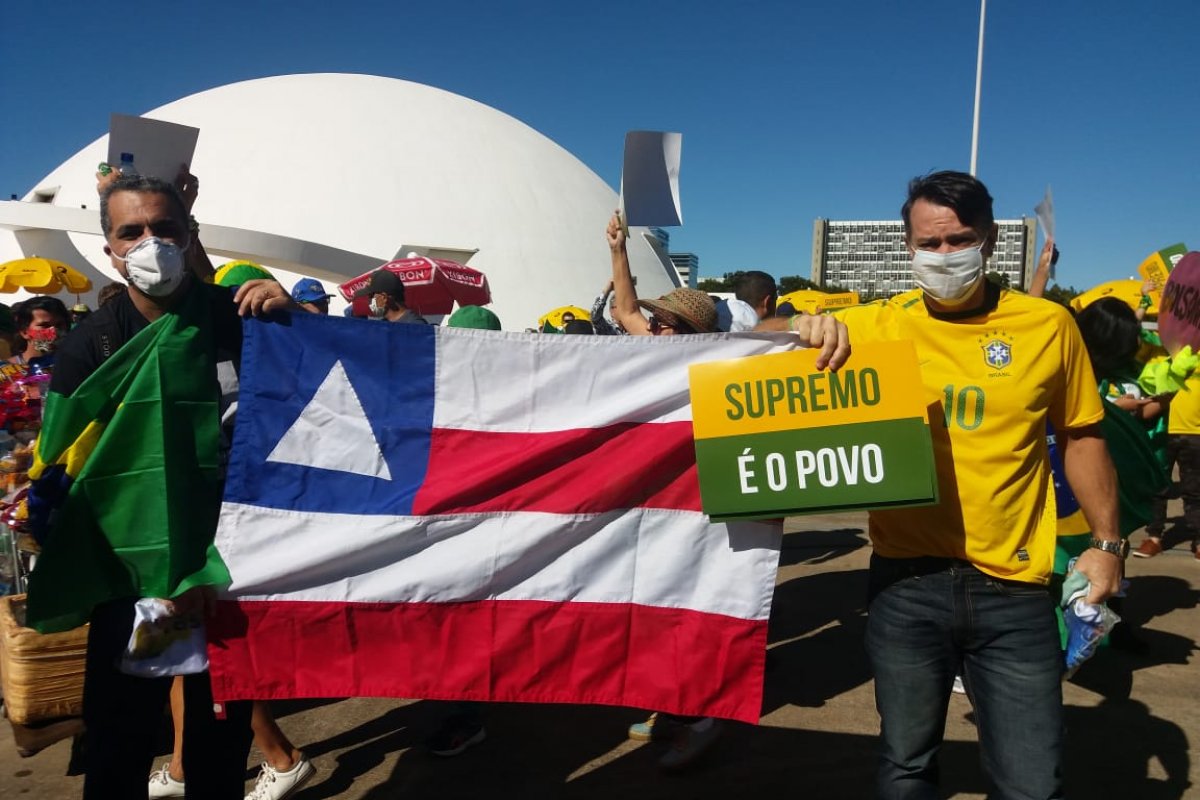 Manifestações pró e contra Bolsonaro ocorrem em Brasília neste domingo (21)