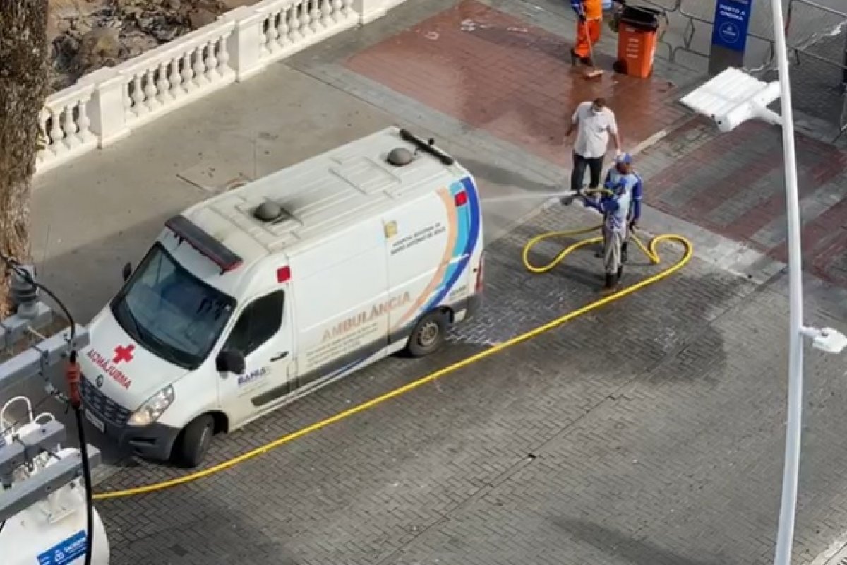 Veja Vídeo: Farol da Barra vira posto de lavagem de ambulância do Covid