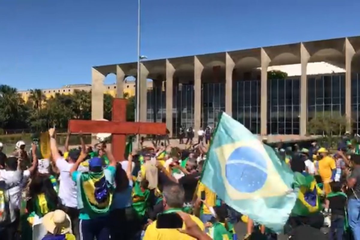 Veja vídeo: Policia atira gás de pimenta em manifestantes pró-Bolsonaro durante manifestação em Brasília neste domingo (21)