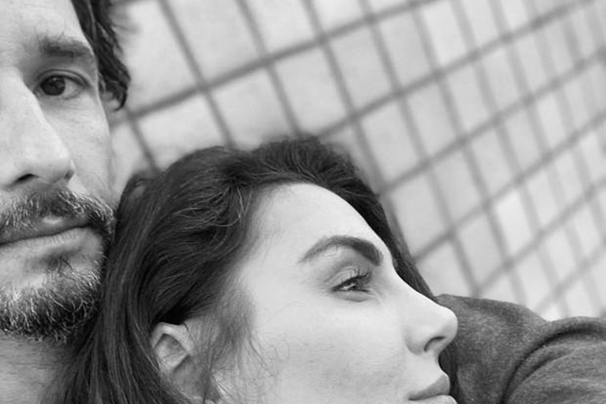 Rodrigo Santoro surge em clique raríssimo com a esposa