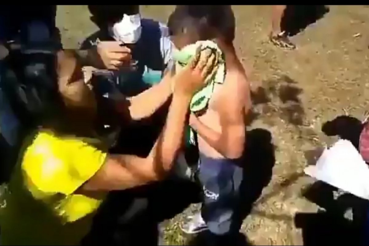 Veja Vídeo: Policiais jogam gás pimenta em menino de 7 anos durante manifestação em Brasília