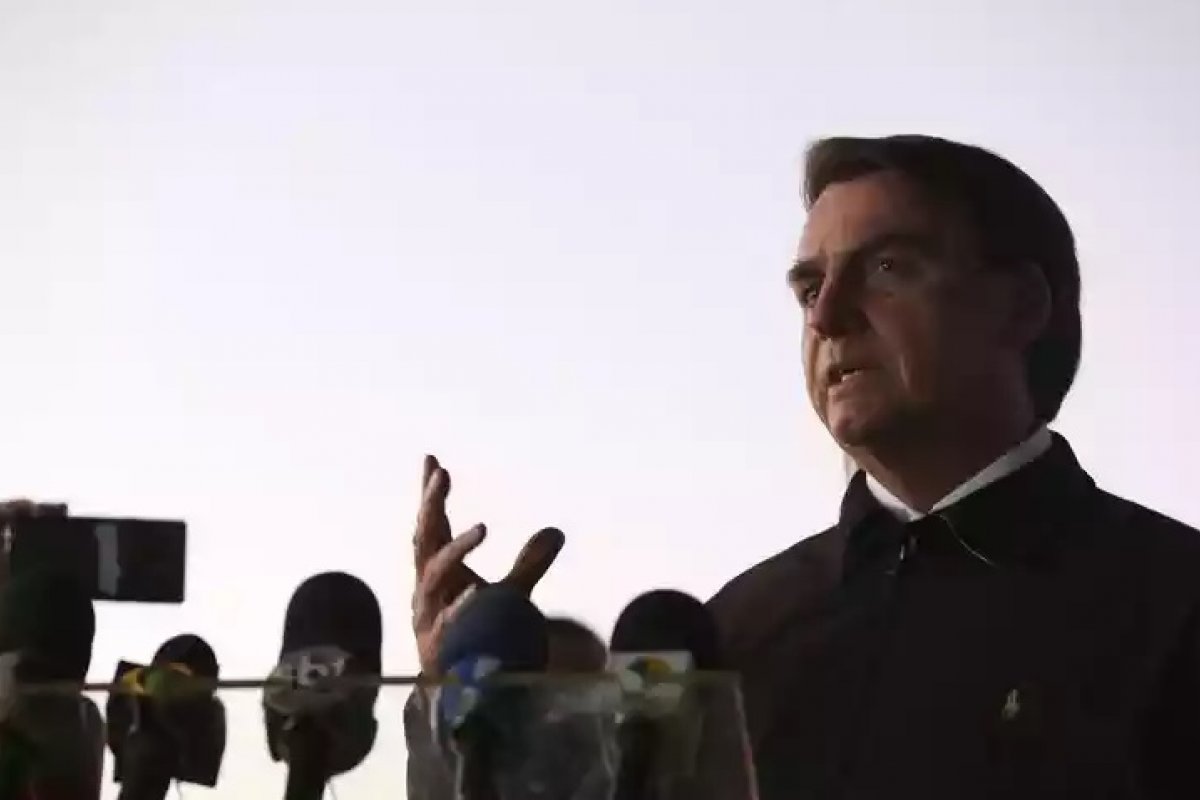 Bolsonaro discursa durante velório de soldado paraquedista neste domingo (21)