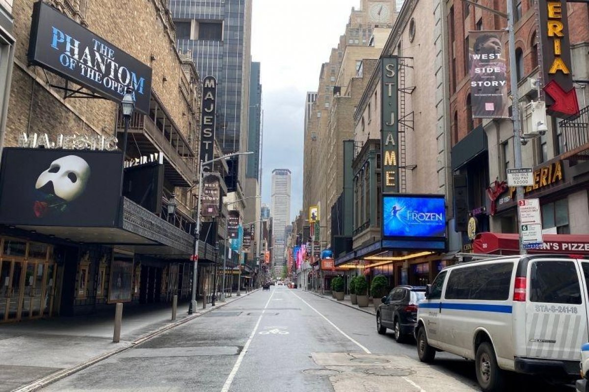 Aproximadamente 300 mil pessoas voltam ao trabalho em Nova York nesta segunda (21)