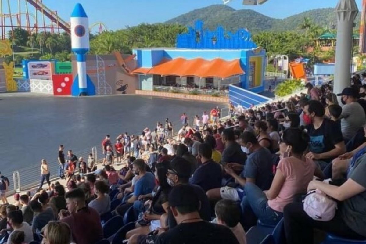 Beto Carrero World é criticado na web após divulgação de cenas de aglomeração