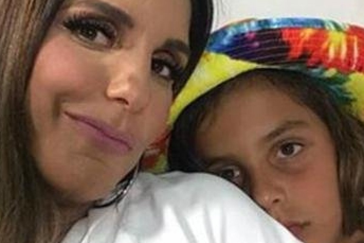 Ivete Sangalo mostra o maridão e o filho de 9 anos surfando juntos