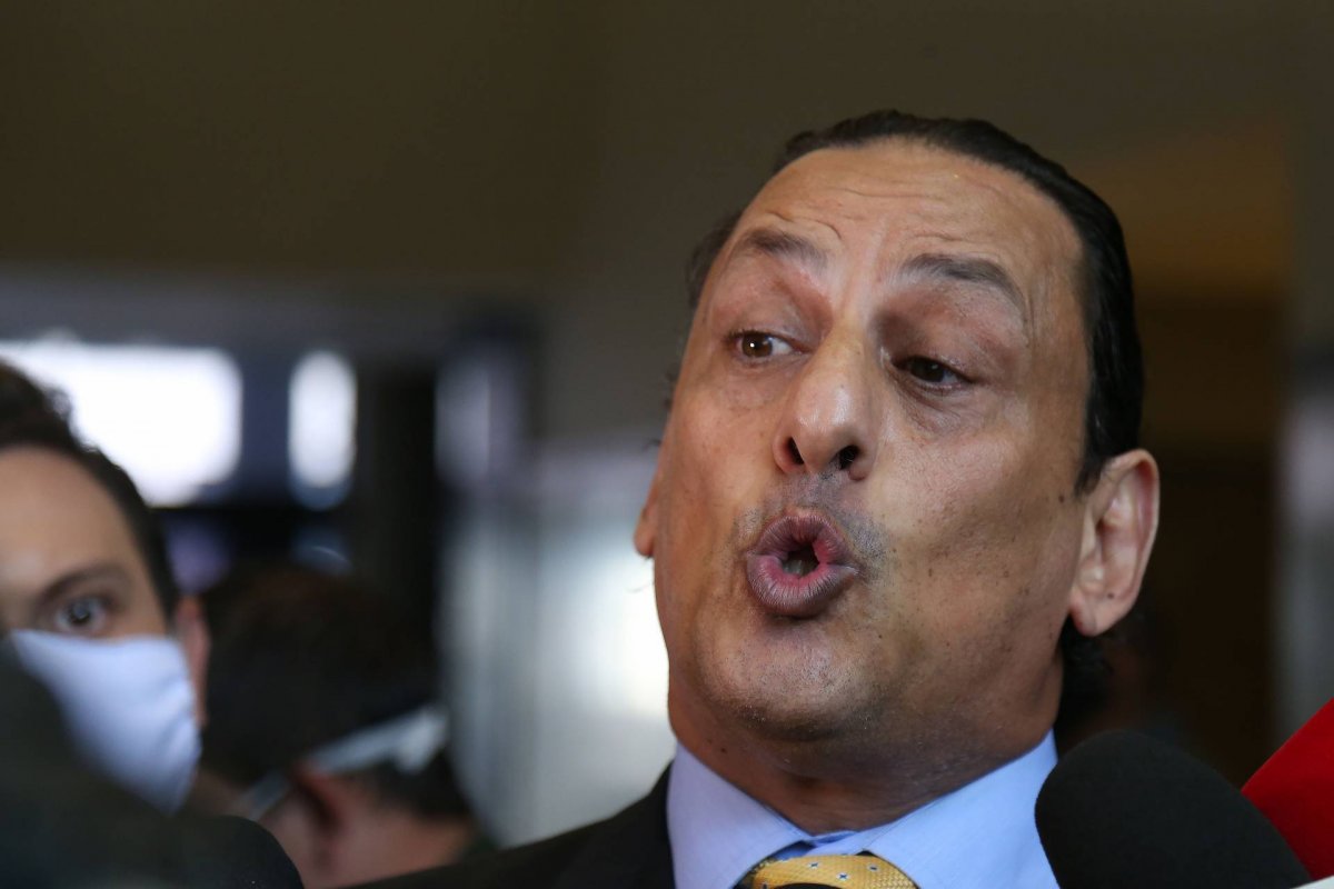 Após anunciar que saiu do caso, Wassef defende Flávio e Bolsonaro