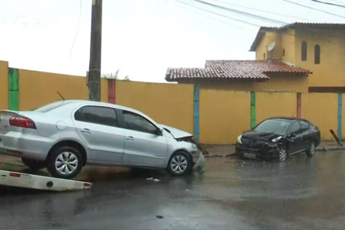 Batida entre dois carros deixa uma pessoa ferida no Alto do Coqueirinho