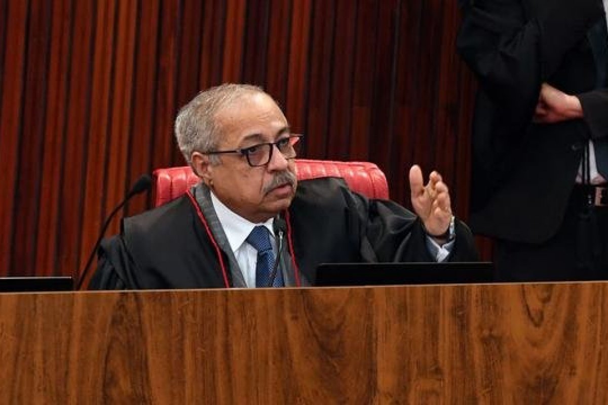 TSE não solicita dados do WhatsApp que permitiria identificar autor de disparo em massa