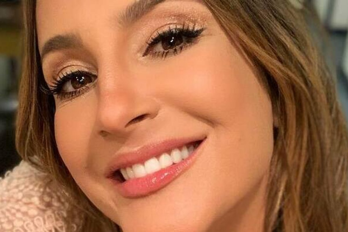 Grávida, Claudia Leitte abre garrafa com a barriga