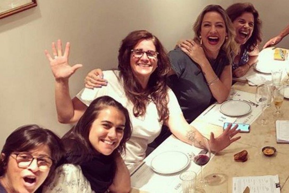 Em Portugal, Lúcia Veríssimo comemora a chegada dos 61 anos ao lado da esposa e de Luana Piovani