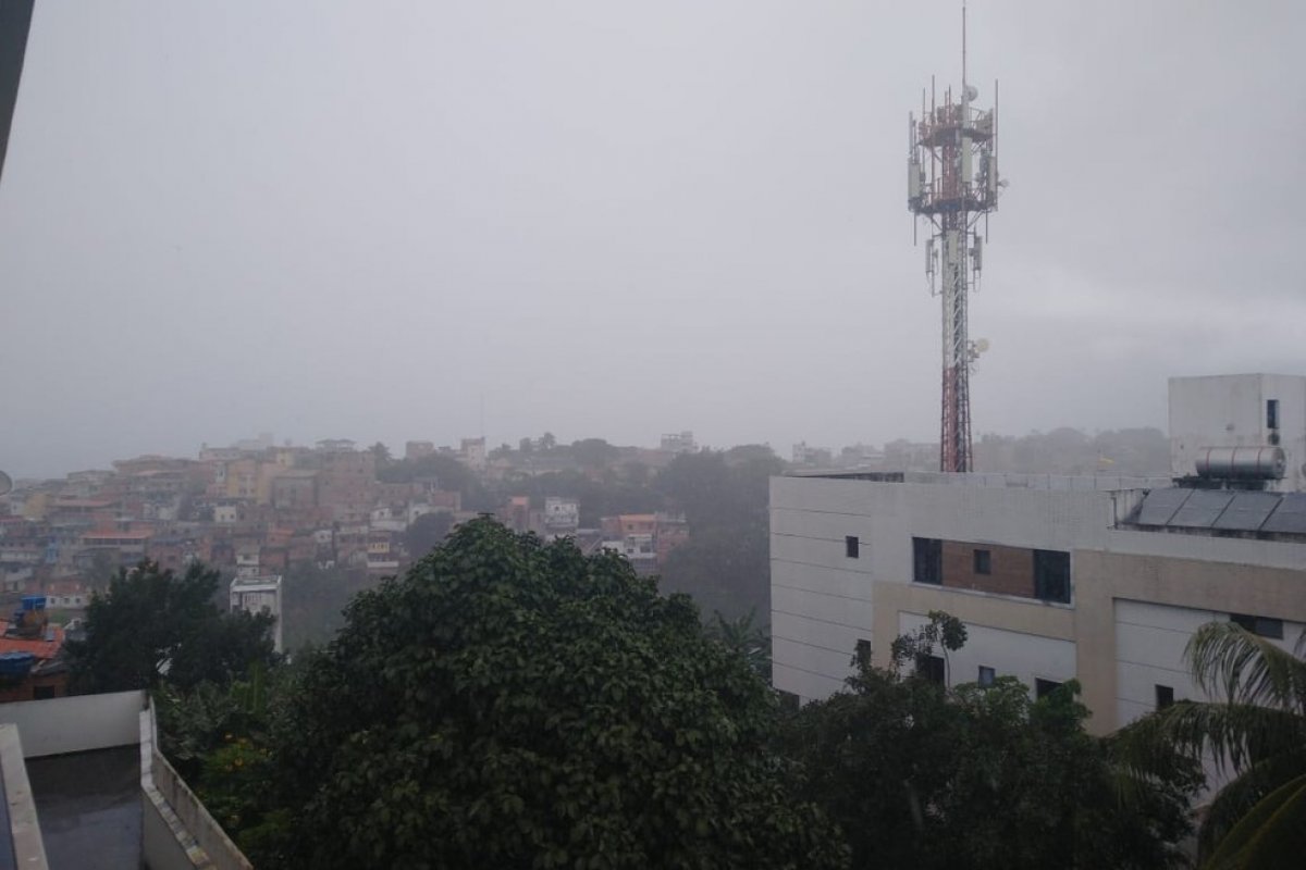 Salvador registra pancadas de chuva e tempo nublado até terça-feira (23)