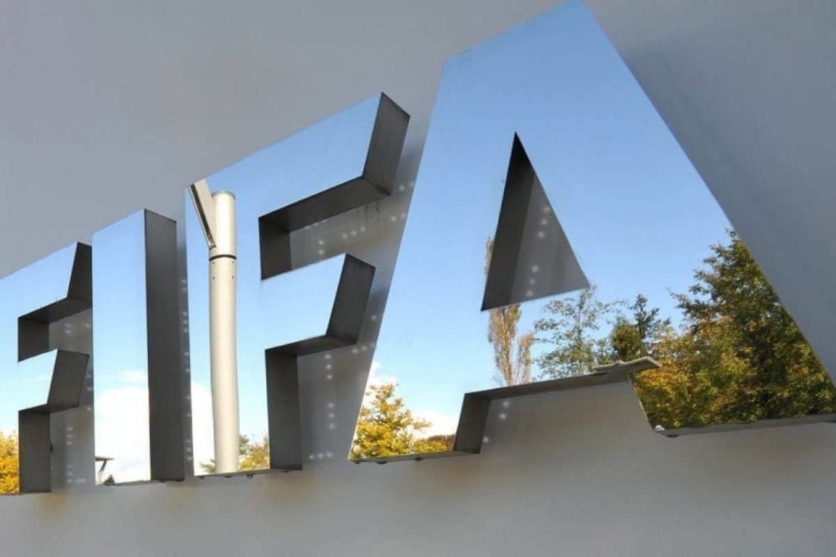 Fifa vai permitir que árbitros encerrem partidas se houver caso de racismo