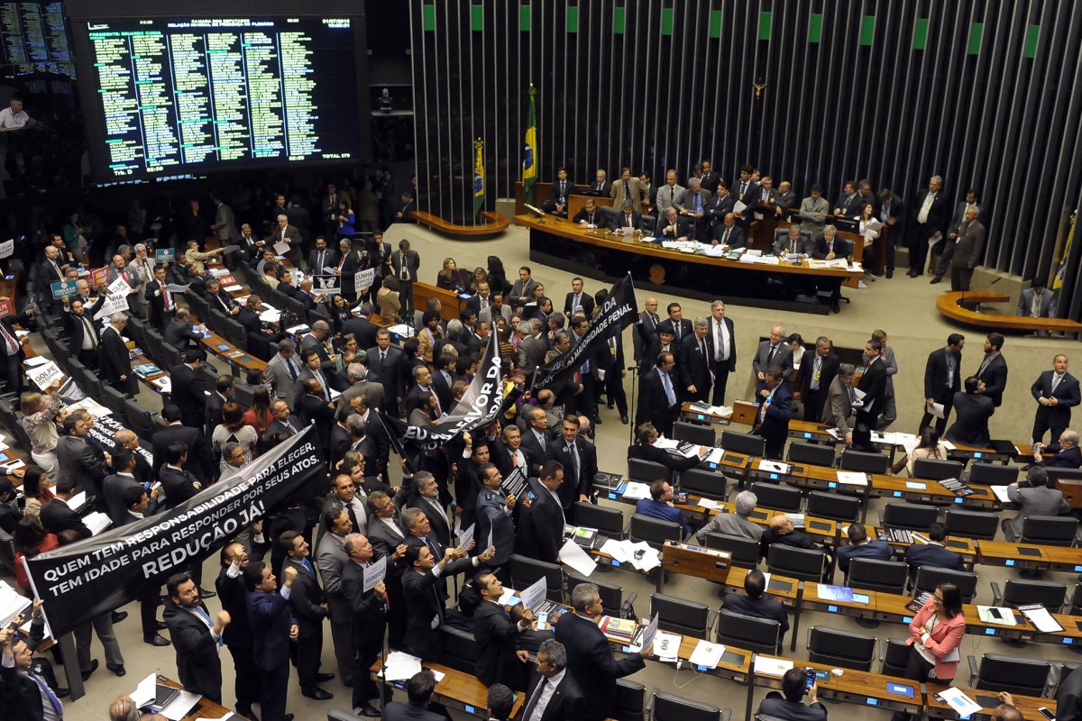 Câmara aprova equiparar tempo mínimo de contribuição para homens e mulheres