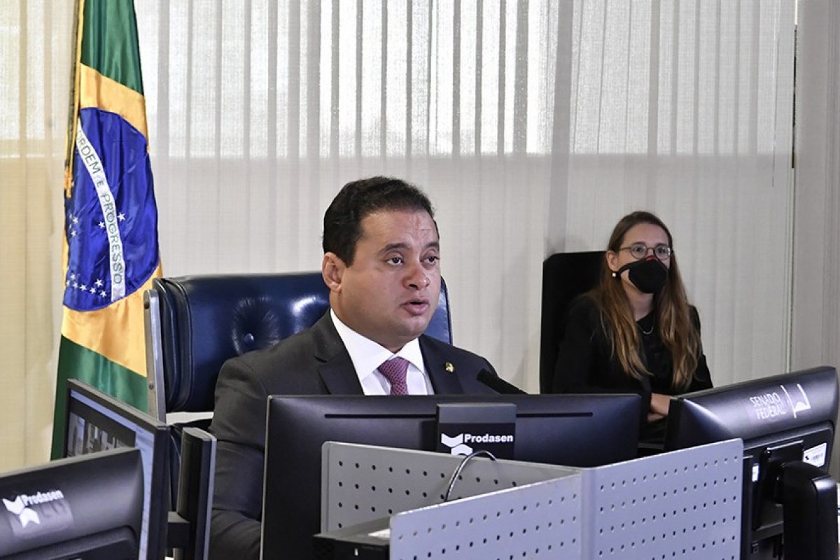 Senado vota hoje PEC que adia eleições municipais