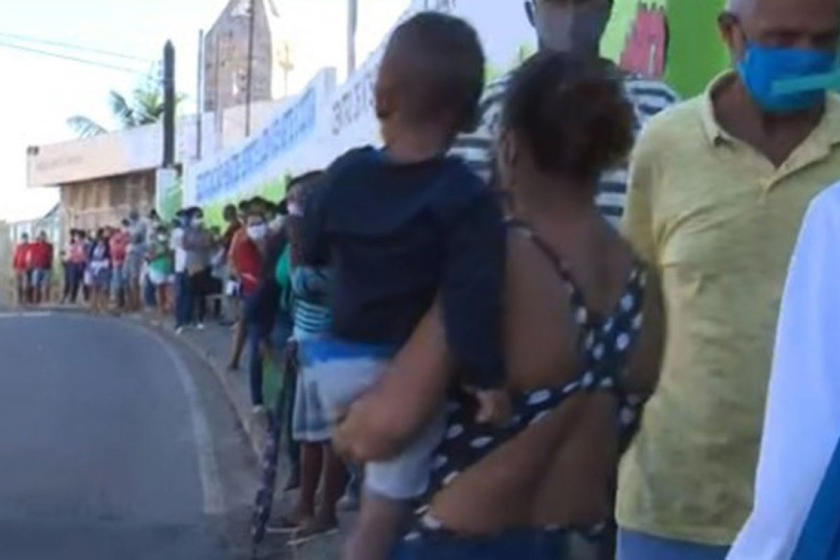 Moradores formam fila para fazer teste rápido da covid-19 em bairro de Salvador