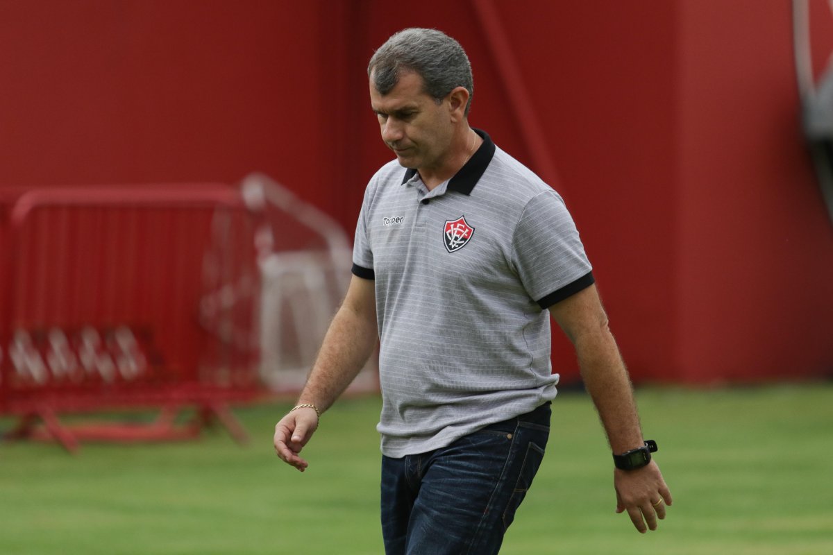 CAIU! Após sete jogos, Claudio Tencati é demitido do Vitória.