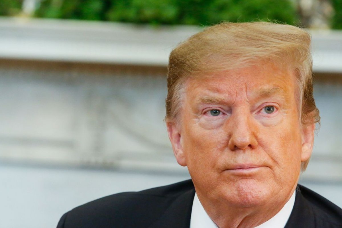 Trump anuncia suspensão temporária de vistos para preservar empregos