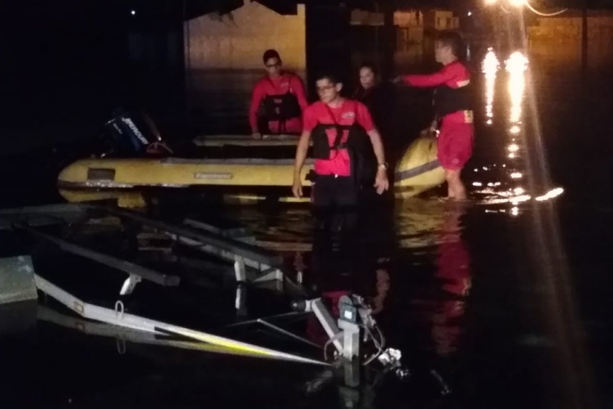 Bombeiros resgatam vítimas de enchente